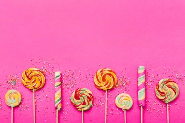 Lezzetli İştah açıcı Parti Aksesuarları Mutlu Yıllar Tatlı. Renkli arkaplanda farklı tipte şekerler, kopyalama alanı. Renkli doğum günü partisi geçmişi.