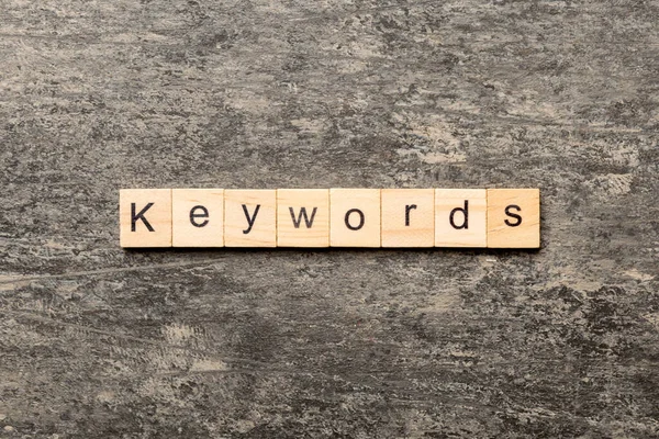 Schlüsselwort Wort Auf Holzblock Geschrieben Schlüsselworten Text Auf Zementtisch Für — Stockfoto