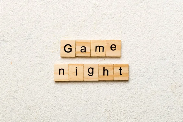게임의 밤이라는 단어는 블록으로 쓰여져 있습니다 당신의 디저트에 시멘트 테이블에 — 스톡 사진