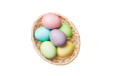 Beyaz arka planda izole edilmiş renkli Paskalya yumurtaları sepeti. Renkli yumurtalarla dolu Paskalya sepeti. .