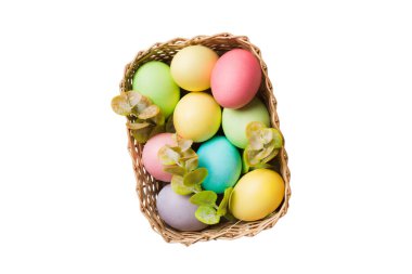 Beyaz arka planda izole edilmiş renkli Paskalya yumurtaları sepeti. Renkli yumurtalarla dolu Paskalya sepeti. .
