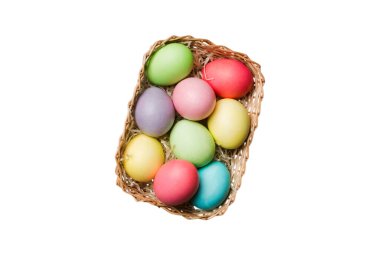 Beyaz arka planda izole edilmiş renkli Paskalya yumurtaları sepeti. Renkli yumurtalarla dolu Paskalya sepeti. .