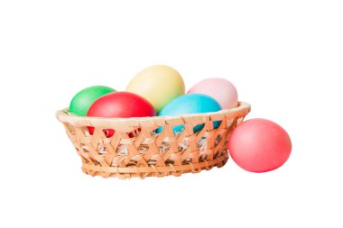 Beyaz arka planda izole edilmiş renkli Paskalya yumurtaları sepeti. Renkli yumurtalarla dolu Paskalya sepeti. .