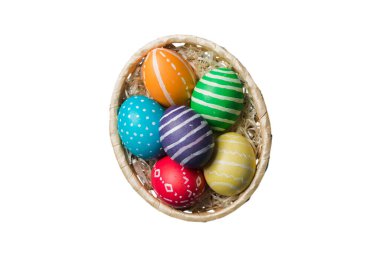 Beyaz arka planda izole edilmiş renkli Paskalya yumurtaları sepeti. Renkli yumurtalarla dolu Paskalya sepeti. .
