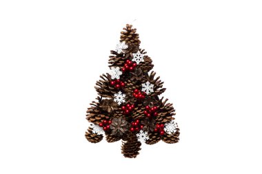 Renkli arka planda doğal kozalaklardan yapılmış izole Noel ağacı, yukarıdan görüş. Kopya alanı ile yeni yıl konsepti.