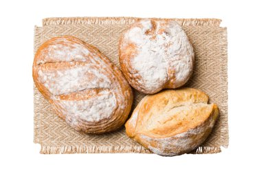 Beyaz arka planda izole edilmiş peçeteli taze pişmiş lezzetli Fransız ekmeği. Sağlıklı beyaz ekmek..