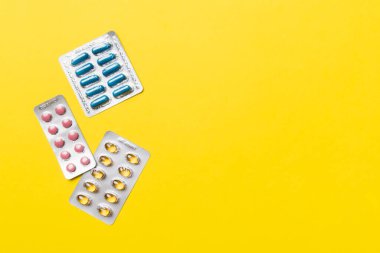 Masa arkasında koruyucu yüz maskeleri, cerrahi maskeler, ilaç hapları ve termometre. Coronavirus hastalığı. Corona virüsü konsepti. Metin için boşluk.