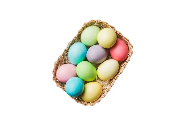 白い背景に隔離されたカラフルなイースターエッグのバスケット 色の卵でいっぱいのイースターバスケットトップビューの休日のコンセプト — ストック写真