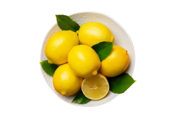 Limón Fresco Cortado Limones Enteros Sobre Plato Redondo Aislado Sobre — Foto de Stock