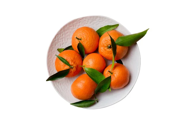 Frisch Geschnittene Clementinen Und Ganze Mandarinen Auf Rundem Teller Isoliert — Stockfoto