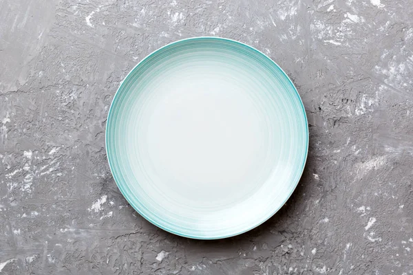 시멘트 배경에 빈파란 접시의 당신의 디자인을 — 스톡 사진
