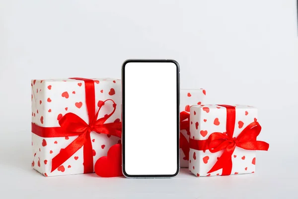 携帯電話の画面の色の背景にハート カレンダー ギフトボックス バレンタインデーのコンセプトパーソナライズビューフラットレイ — ストック写真