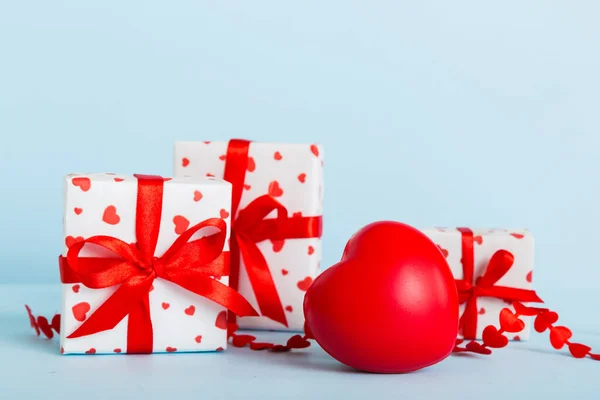 Gift Box Red Bow Red Heart Colored Background Perspective View — 스톡 사진
