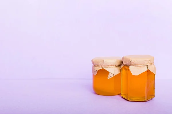 Glasburk Full Honung Färgad Bakgrund Honungsflaska Modell — Stockfoto
