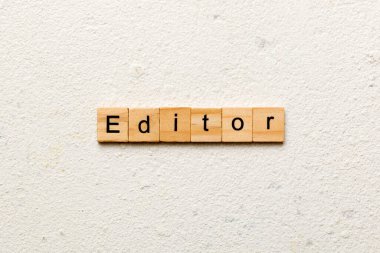 Tahta bloğa yazılmış editör kelimesi. Tablo, konsept üzerinde düzenleyici metin.