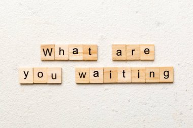 Tahta blokta ne yazmasını bekliyorsun? Ne bekliyorsunuz çimento masasında yazı mı bekliyorsunuz, Top view konseptiniz için?.