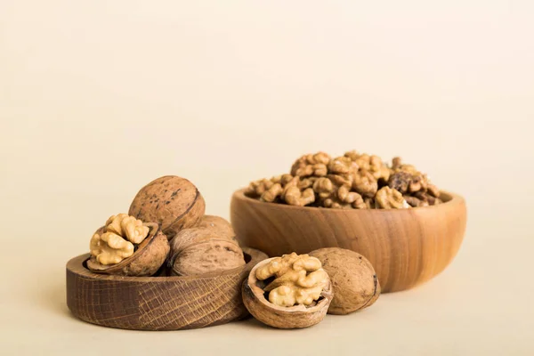 Čerstvé Zdravé Vlašské Ořechy Misce Barevném Pozadí Stolu Top View — Stock fotografie