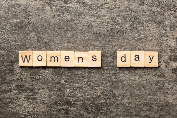 Γυναικείες Λέξεις Γραμμένες Ξύλινα Δοκάρια Womans Κείμενο Ημέρα Στο Τραπέζι — Φωτογραφία Αρχείου