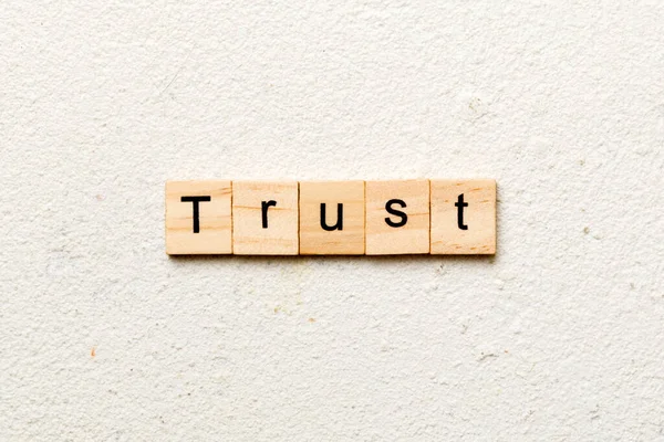 Trust Wort Auf Holzblock Geschrieben Trust Text Auf Dem Tisch — Stockfoto