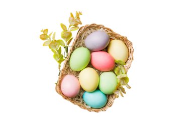 Beyaz arka planda izole edilmiş renkli Paskalya yumurtaları sepeti. Renkli yumurtalarla dolu Paskalya sepeti. .