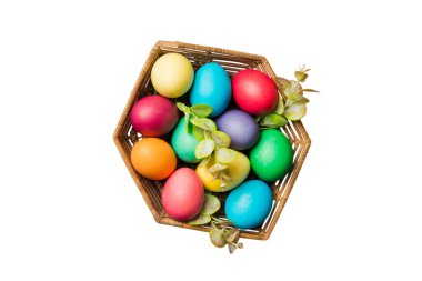 Beyaz arka planda izole edilmiş renkli Paskalya yumurtaları sepeti. Renkli yumurtalarla dolu Paskalya sepeti. .