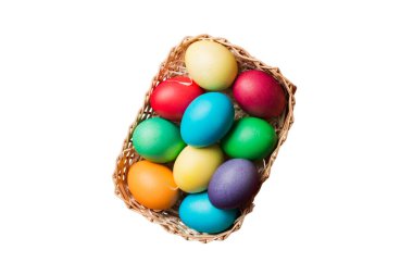 Beyaz arka planda izole edilmiş renkli Paskalya yumurtaları sepeti. Renkli yumurtalarla dolu Paskalya sepeti. .