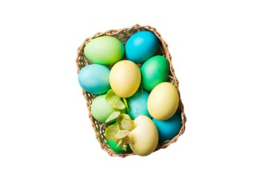 Beyaz arka planda izole edilmiş renkli Paskalya yumurtaları sepeti. Renkli yumurtalarla dolu Paskalya sepeti. .
