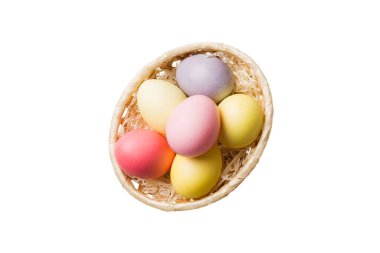 Beyaz arka planda izole edilmiş renkli Paskalya yumurtaları sepeti. Renkli yumurtalarla dolu Paskalya sepeti. .