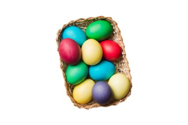 Beyaz arka planda izole edilmiş renkli Paskalya yumurtaları sepeti. Renkli yumurtalarla dolu Paskalya sepeti. .