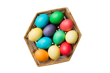 Beyaz arka planda izole edilmiş renkli Paskalya yumurtaları sepeti. Renkli yumurtalarla dolu Paskalya sepeti. .