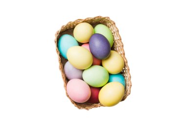 Beyaz arka planda izole edilmiş renkli Paskalya yumurtaları sepeti. Renkli yumurtalarla dolu Paskalya sepeti. .