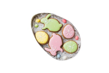 Sepette renkli paskalya kurabiyeleri ve beyaz arka planda çok renkli Paskalya yumurtaları. Pastel renginde Paskalya yumurtası. tatil kavramı.