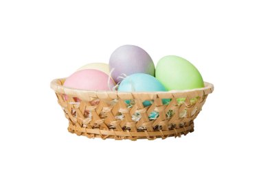 Beyaz arka planda izole edilmiş renkli Paskalya yumurtaları sepeti. Renkli yumurtalarla dolu Paskalya sepeti. .