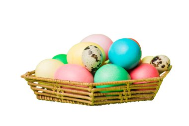 Beyaz arka planda izole edilmiş renkli Paskalya yumurtaları sepeti. Renkli yumurtalarla dolu Paskalya sepeti. .