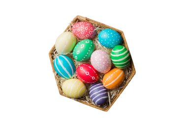 Beyaz arka planda izole edilmiş renkli Paskalya yumurtaları sepeti. Renkli yumurtalarla dolu Paskalya sepeti. .