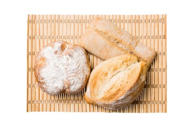 Beyaz arka planda izole edilmiş peçeteli taze pişmiş lezzetli Fransız ekmeği. Sağlıklı beyaz ekmek..