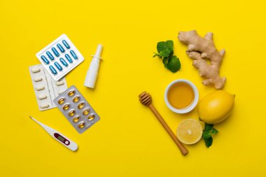 Doğal soğuk algınlığı ve grip ilaçları. Bağışıklık uyarımı ve virüs koruması için doğal malzemeler. Üst görünüm düzlüğü.