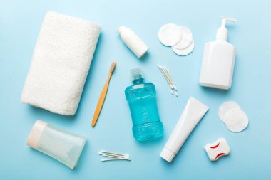 Banyo ürünleri için model düz yatak, spa jileti, diş macunu, sabun, jöle ve diğer çeşitli aksesuarlar. Cilt sağlığı için kozmetik. Logonuz için Bath Mockup.