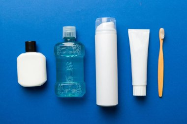 Banyo ürünleri için model düz yatak, spa jileti, diş macunu, sabun, jöle ve diğer çeşitli aksesuarlar. Cilt sağlığı için kozmetik. Logonuz için Bath Mockup.