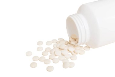 Beyaz ilaçlar konteynırdan akıyor. ilaç beyaz ilaç şişesi beyaz arka planda izole.