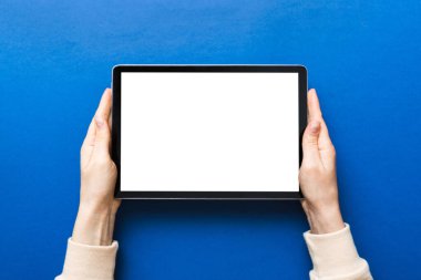 Beyaz ekranlı tablet bilgisayar kullanan genç kadın elleri, beyaz tableti elinde tutan beyaz ekranlı kadın görüntüsü..