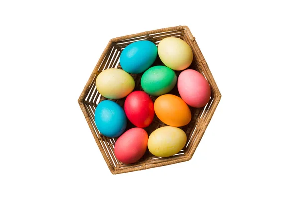 Cesta Coloridos Huevos Pascua Aislados Sobre Fondo Blanco Cesta Pascua — Foto de Stock