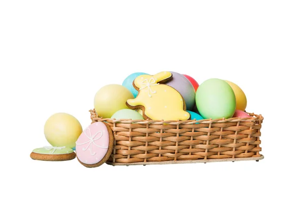 Цветные Пасхальные Печенья Корзине Разноцветными Пасхальными Яйцами Изолированы Белом Фоне — стоковое фото