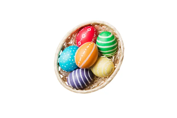 Cesta Coloridos Huevos Pascua Aislados Sobre Fondo Blanco Cesta Pascua — Foto de Stock