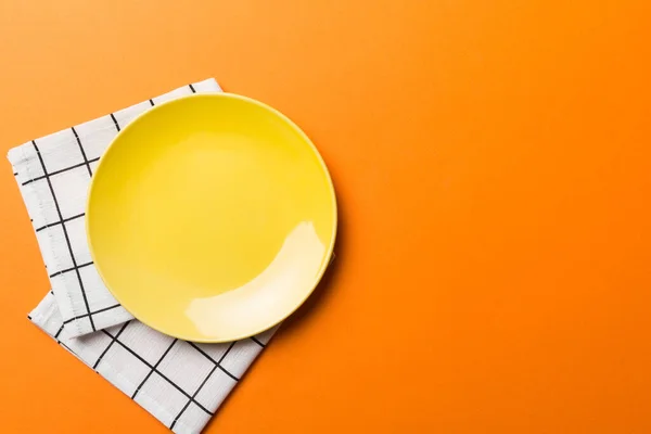 Bovenaanzicht Gekleurde Achtergrond Lege Ronde Gele Plaat Tafelkleed Voor Voedsel — Stockfoto