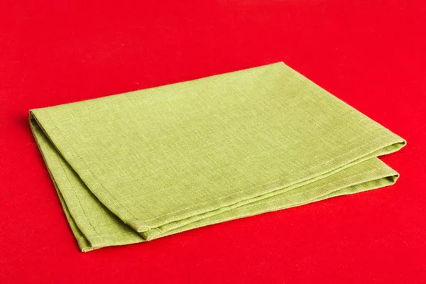 顶部视图与绿色厨房餐巾隔离在桌子的背景 折叠布用于模拟与复制空间 简约风格 — 图库照片