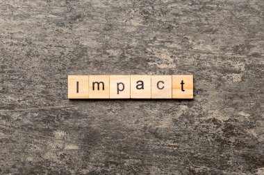 Tahta bloğa yazılmış bir kelime. tablo üzerinde etki metni, konsept.