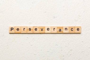 Tahta blokta yazılı azim kelimesi. sehpada azim metni, konsept.