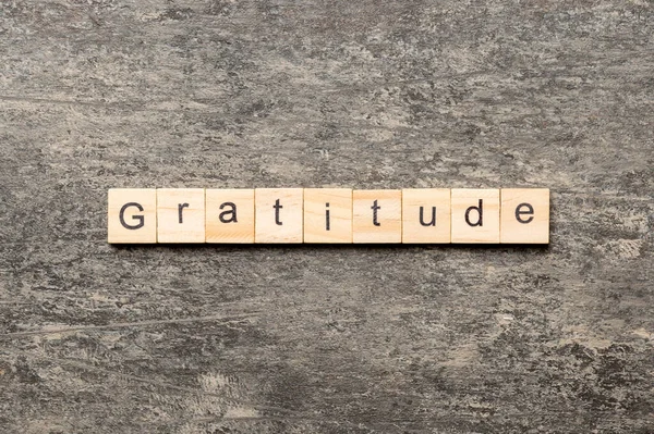 Vděčné Slovo Napsané Dřevěném Špalku Vděčnost Text Betonovém Stole Pro — Stock fotografie
