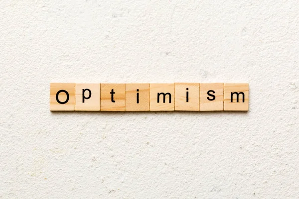 Optimistické Slovo Napsané Dřevěných Tvárnicích Optimismus Text Betonovém Stole Pro — Stock fotografie